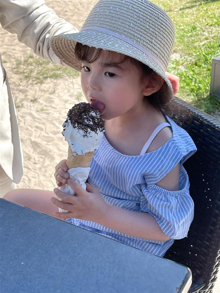 Ái nữ của bạn gái cũ Trấn Thành từng bí mật sinh ở Đức, ngày lớn xinh như búp bê, giống bố doanh nhân y đúc-2