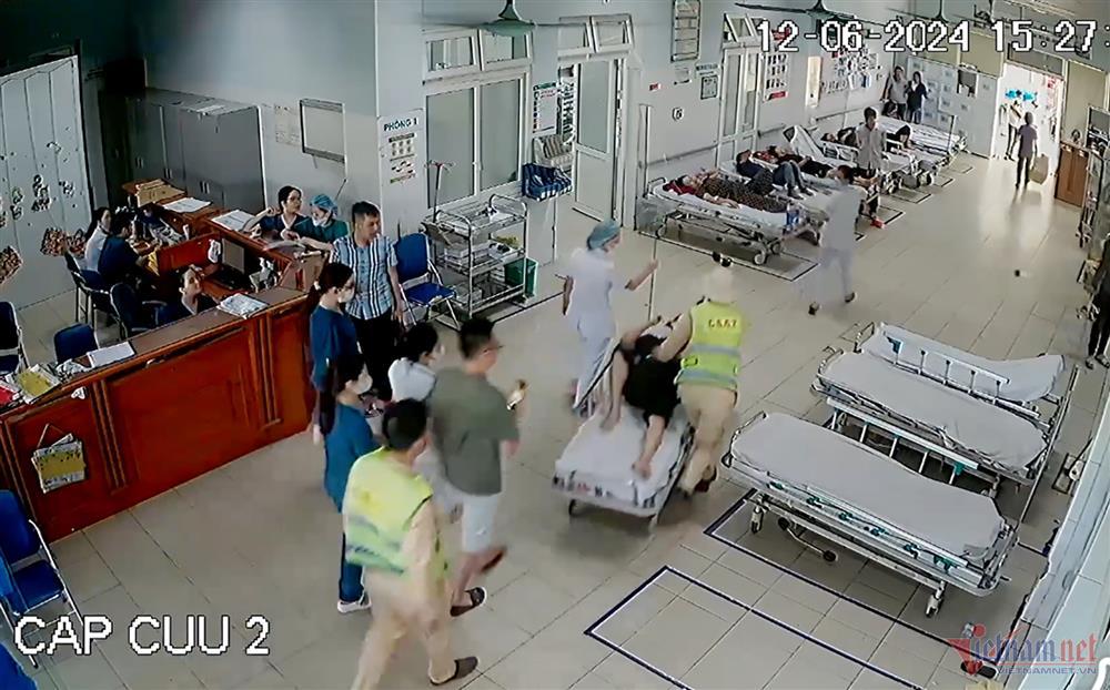 Gặp thiếu niên bị tím tái bên đường, CSGT kịp thời đưa đi cấp cứu-1