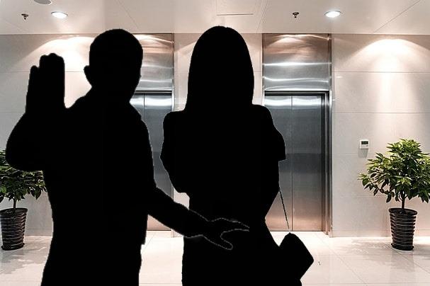 Nóng: 1 nghệ sĩ bị tố đuổi người khỏi thang máy sân bay vì thích riêng tư-1