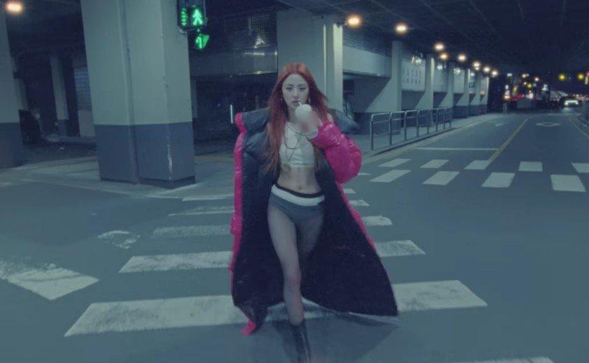 Nhóm nhạc nữ mặc phóng khoáng trong MV, gây phản cảm-2