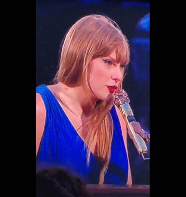 Taylor Swift xử lý sự cố trên sân khấu cực chuyên nghiệp-1