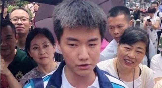 Nam sinh nộp bài sớm 15 phút, tuyên bố đề dễ nhưng điểm chỉ tầm trung: 4 năm sau cuộc sống thế nào?-1