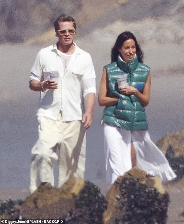 Brad Pitt muốn có con với bạn gái kém 27 tuổi-1