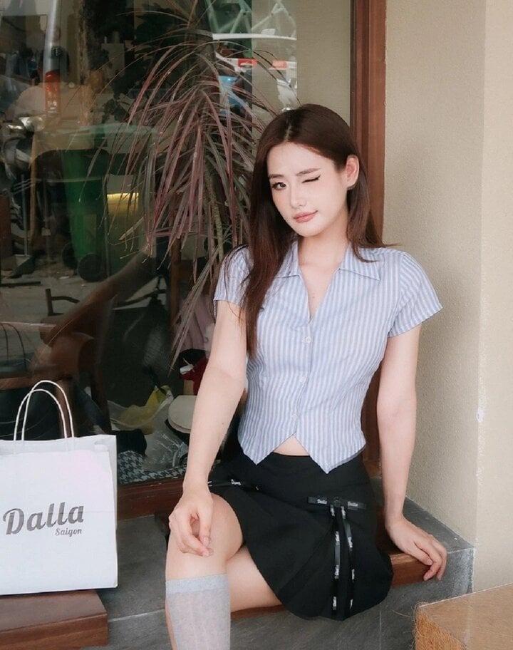 Bùng nổ trend còi báo động văn phòng, gen Z đua nhau mặc gợi cảm đến công sở-4