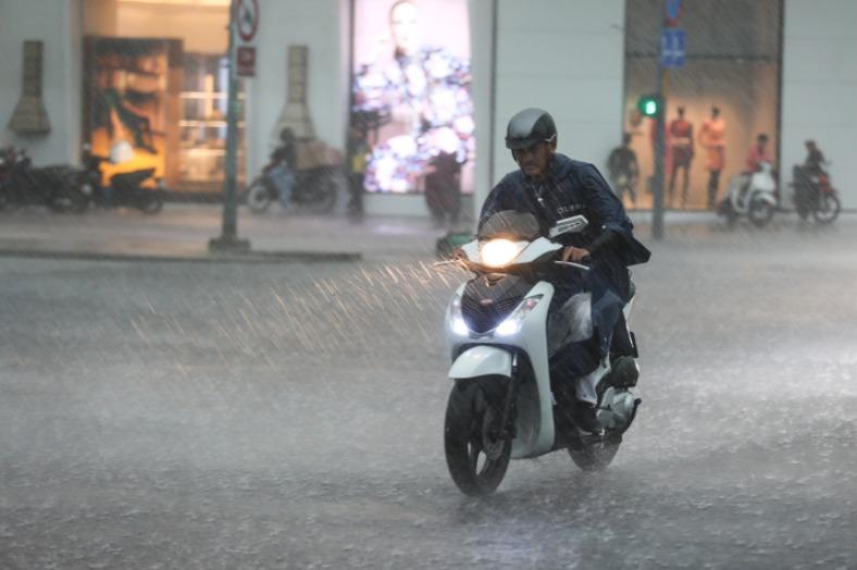 TP.HCM bất ngờ xuất hiện mưa đá: Mưa khá nặng hạt kèm theo gió mạnh và sấm rền vang trời-2