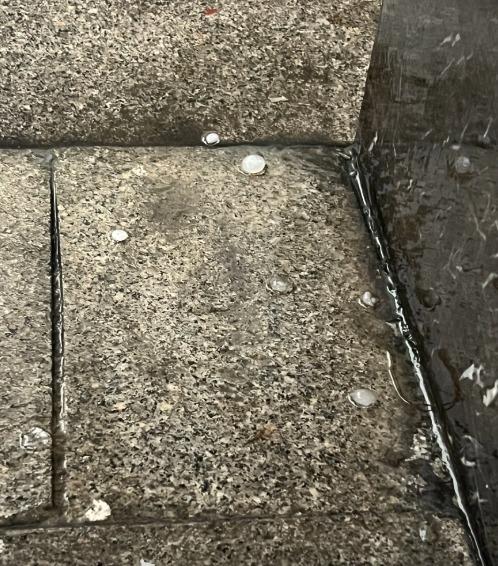 TP.HCM bất ngờ xuất hiện mưa đá: Mưa khá nặng hạt kèm theo gió mạnh và sấm rền vang trời-1