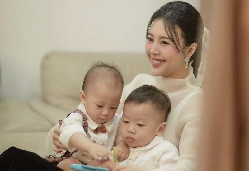 Hotgirl hàng không bỏ nghề lấy chồng, vỡ kế hoạch sinh liền 2 năm 2 con, sắc vóc mẹ bỉm vạn người mê-3