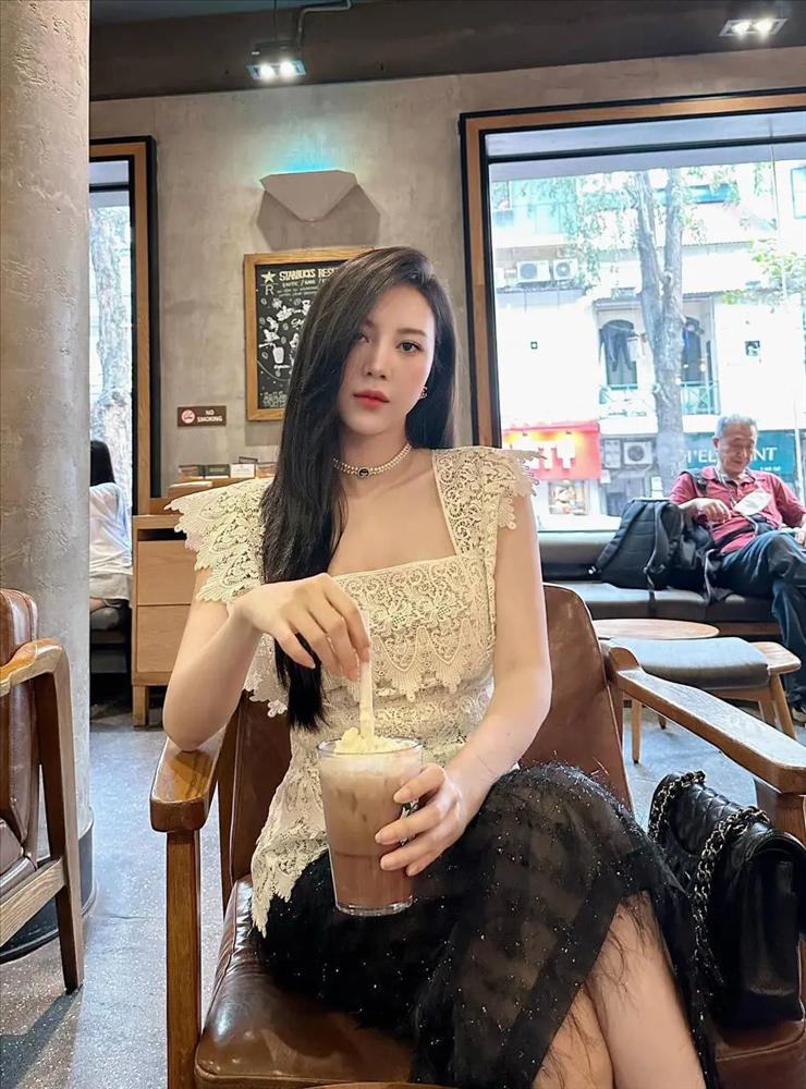 Hotgirl hàng không bỏ nghề lấy chồng, vỡ kế hoạch sinh liền 2 năm 2 con, sắc vóc mẹ bỉm vạn người mê-8