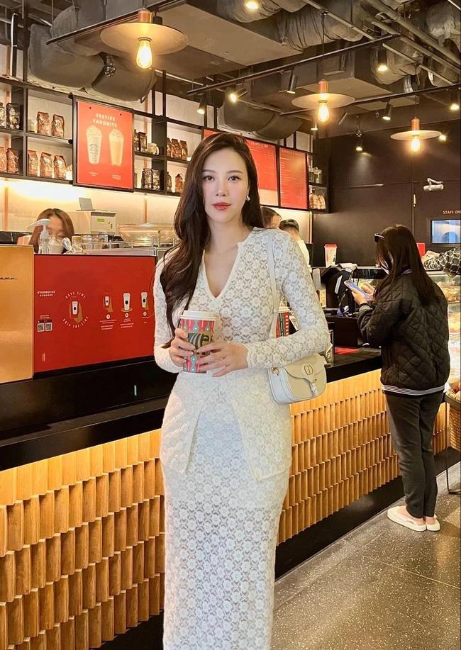 Hotgirl hàng không bỏ nghề lấy chồng, vỡ kế hoạch sinh liền 2 năm 2 con, sắc vóc mẹ bỉm vạn người mê-11