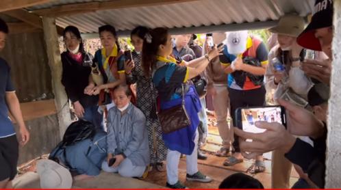 Sư Thích Minh Tuệ lặng lẽ đi nơi khác: Hàng trăm người vẫn tìm vào tận chòi, cố chấp để lại nước uống đồ ăn-2