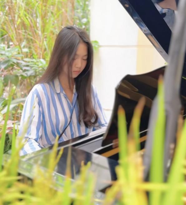 Con gái Mạnh Trường ngày càng xinh đẹp, nhiều người xuýt xoa khen tài sắc vẹn toàn sau clip 1 phút-2