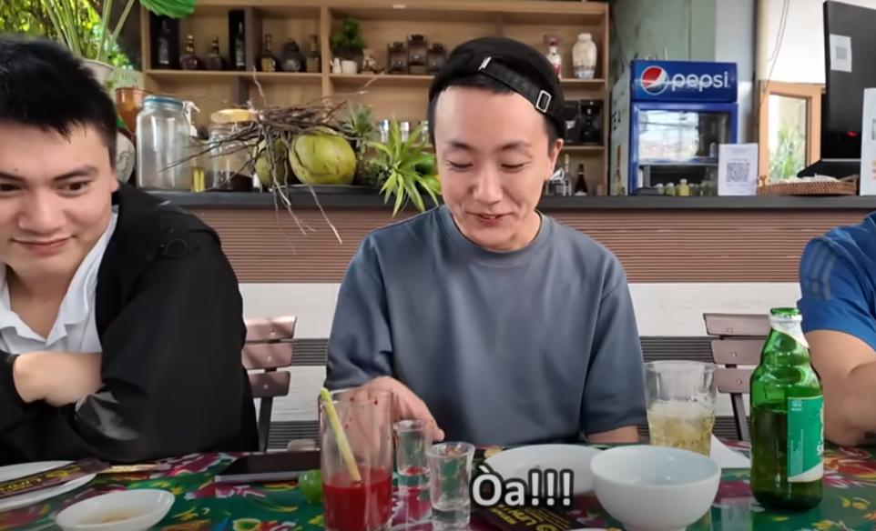 Vợ chồng Nhật tới làng rắn nổi tiếng Hà Nội, lấy hết can đảm thử món rùng mình-1