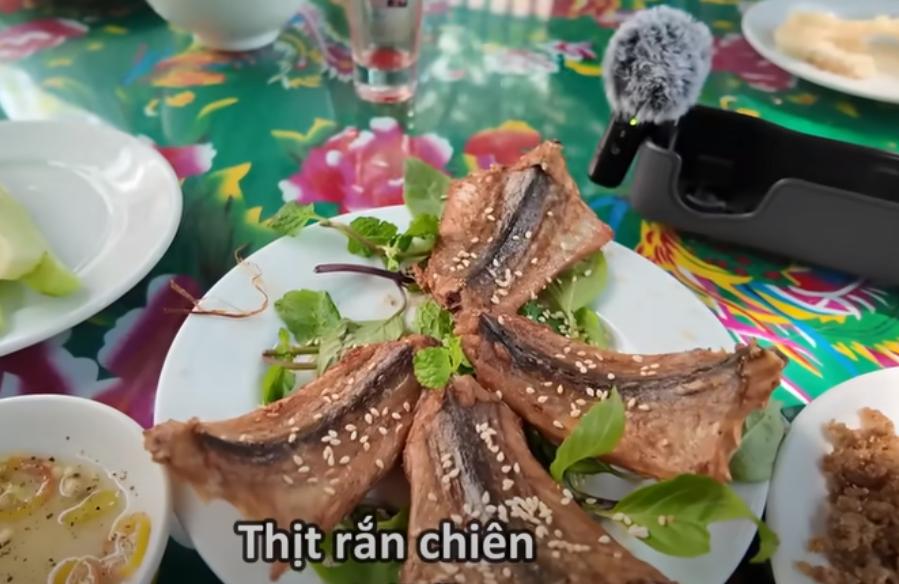 Vợ chồng Nhật tới làng rắn nổi tiếng Hà Nội, lấy hết can đảm thử món rùng mình-6