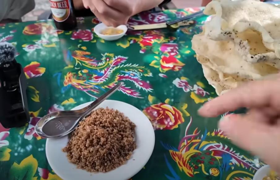 Vợ chồng Nhật tới làng rắn nổi tiếng Hà Nội, lấy hết can đảm thử món rùng mình-7