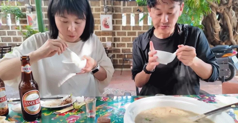 Vợ chồng Nhật tới làng rắn nổi tiếng Hà Nội, lấy hết can đảm thử món rùng mình-11