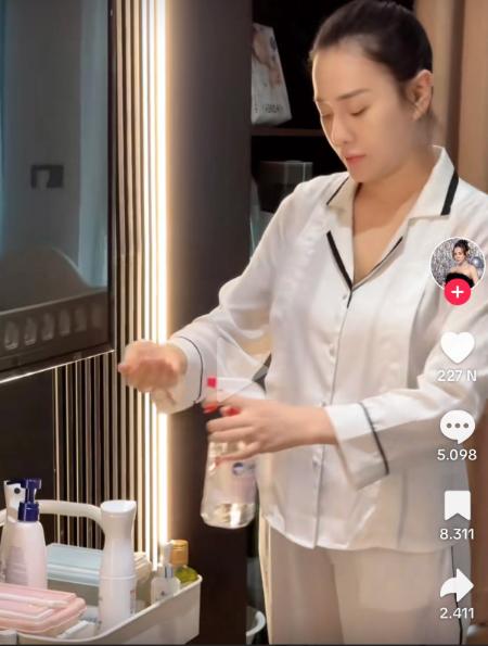 Sao Việt nhà giàu nuôi con: Phương Oanh khử trùng 3 bước khi vào phòng, Đàm Thu Trang xây hẳn rạp chiếu phim cho con-3