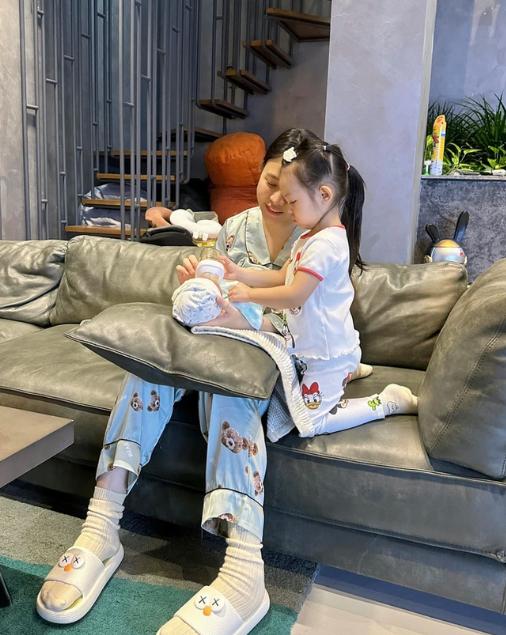 Sao Việt nhà giàu nuôi con: Phương Oanh khử trùng 3 bước khi vào phòng, Đàm Thu Trang xây hẳn rạp chiếu phim cho con-7