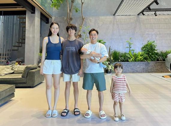 Sao Việt nhà giàu nuôi con: Phương Oanh khử trùng 3 bước khi vào phòng, Đàm Thu Trang xây hẳn rạp chiếu phim cho con-9