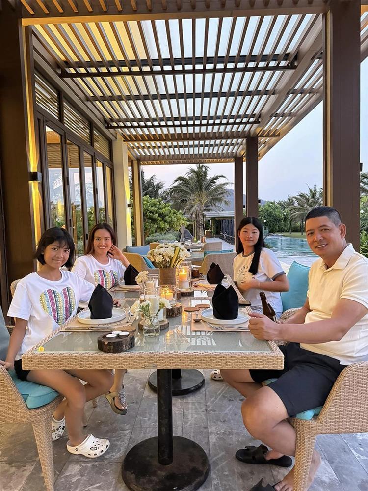 Nam MC điển trai rút khỏi showbiz sống lặng lẽ bên vợ doanh nhân hơn tuổi giờ ra sao?-9