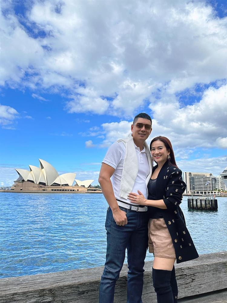 Nam MC điển trai rút khỏi showbiz sống lặng lẽ bên vợ doanh nhân hơn tuổi giờ ra sao?-13