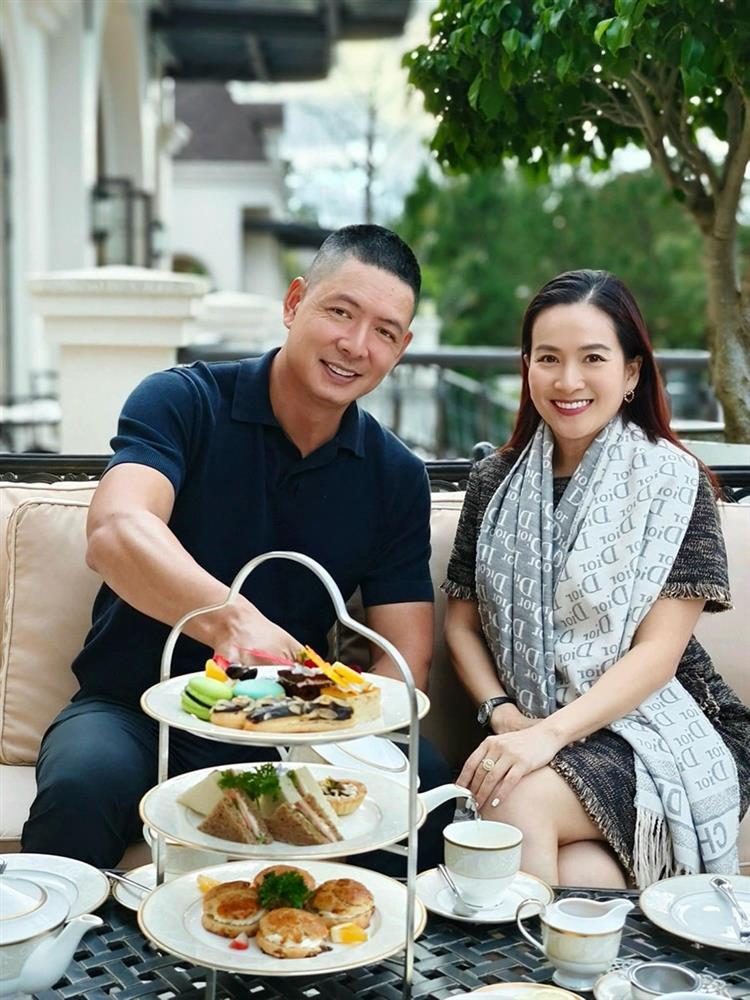 Nam MC điển trai rút khỏi showbiz sống lặng lẽ bên vợ doanh nhân hơn tuổi giờ ra sao?-14