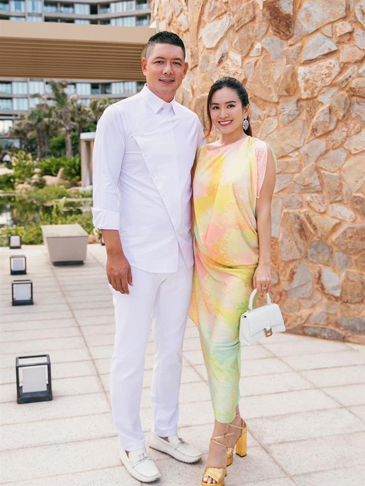 Nam MC điển trai rút khỏi showbiz sống lặng lẽ bên vợ doanh nhân hơn tuổi giờ ra sao?-15