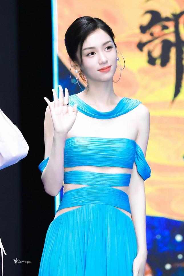 Châu Dã - sao nữ diện váy Công Trí - đang nhận chỉ trích dữ dội-1