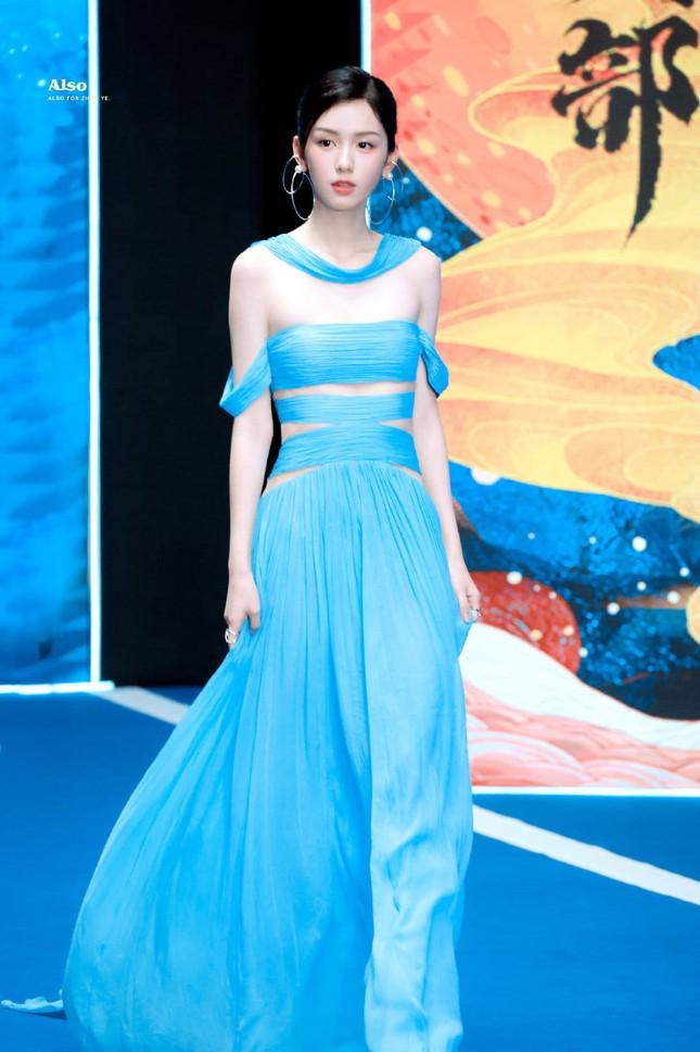 Châu Dã - sao nữ diện váy Công Trí - đang nhận chỉ trích dữ dội-3