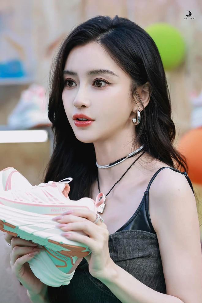 Ảnh chụp lén gây sốc của Angelababy-1