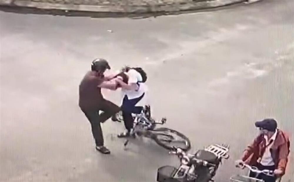 Chặn đường đánh học sinh thương tích, phụ huynh bị tuyên 2 năm tù treo-1