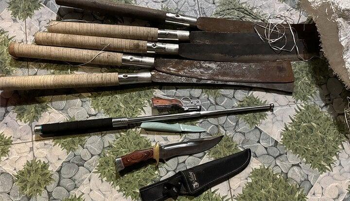 Bắt 2 anh em trốn truy nã, thu nhiều súng và hung khí-2