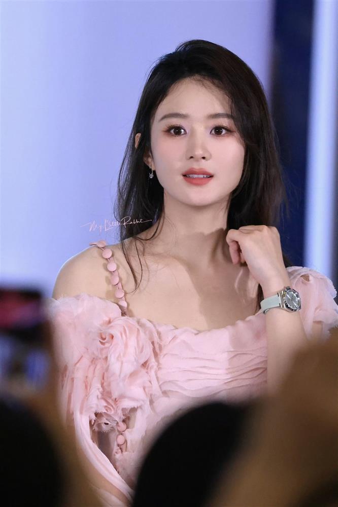 Triệu Lệ Dĩnh lộ diện sau thời gian ở ẩn, nhan sắc thách thức cam thường ở tuổi U40-1