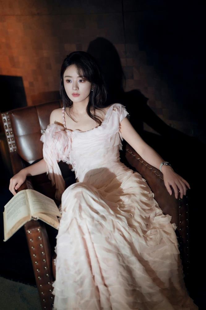 Triệu Lệ Dĩnh lộ diện sau thời gian ở ẩn, nhan sắc thách thức cam thường ở tuổi U40-4