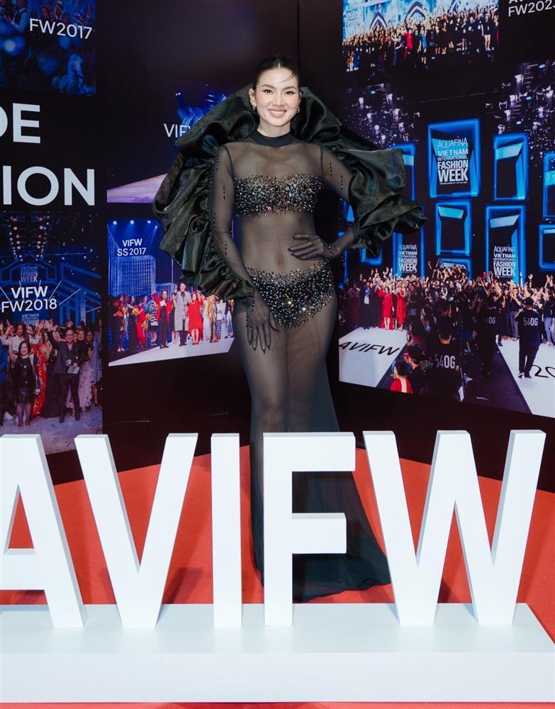 Nghệ sĩ Việt mặc hở bạo tại tuần lễ thời trang: Có đúng là phản cảm?-1