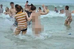 Xôn xao hình ảnh nữ du khách khỏa thân tắm biển Sầm Sơn, công an vào cuộc