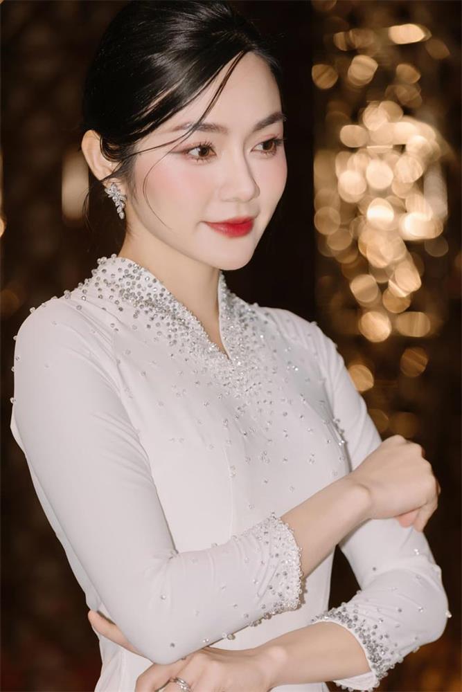 Chân dung nữ MC ấn tượng tại Tuần lễ Thời trang Quốc tế Việt Nam 2024-4