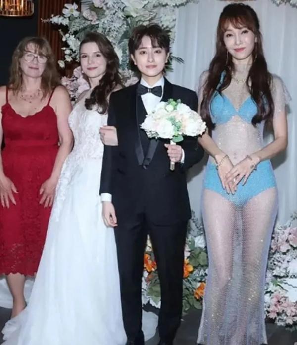 Nữ diễn viên 15 tuổi hot nhờ vai Chúc Anh Đài thảm hoạ, 28 tuổi cưới đồng tính lại bị mẹ ruột U60 mặc bikini cướp spotlight-9