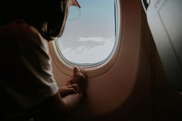 Mục đích của lỗ nhỏ trên cửa sổ máy bay là gì?-2