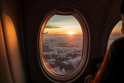 Mục đích của lỗ nhỏ trên cửa sổ máy bay là gì?