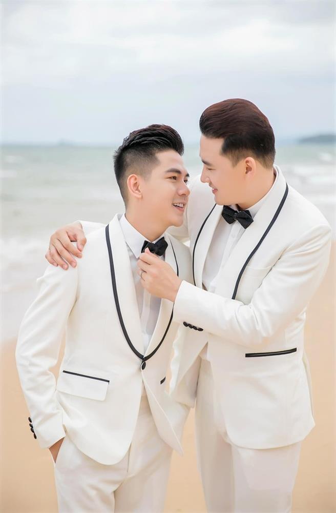 Cặp đôi đồng giới Vbiz tung ảnh cưới, hé lộ 2 khách mời đầu tiên trong hôn lễ-2