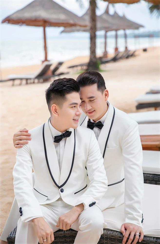 Cặp đôi đồng giới Vbiz tung ảnh cưới, hé lộ 2 khách mời đầu tiên trong hôn lễ-3