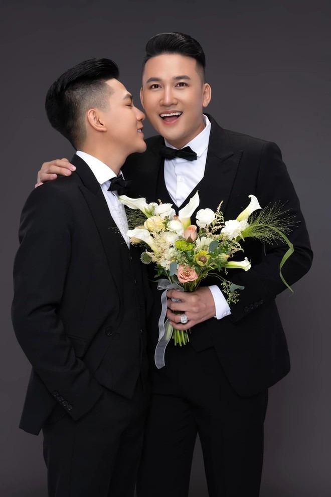 Cặp đôi đồng giới Vbiz tung ảnh cưới, hé lộ 2 khách mời đầu tiên trong hôn lễ-5