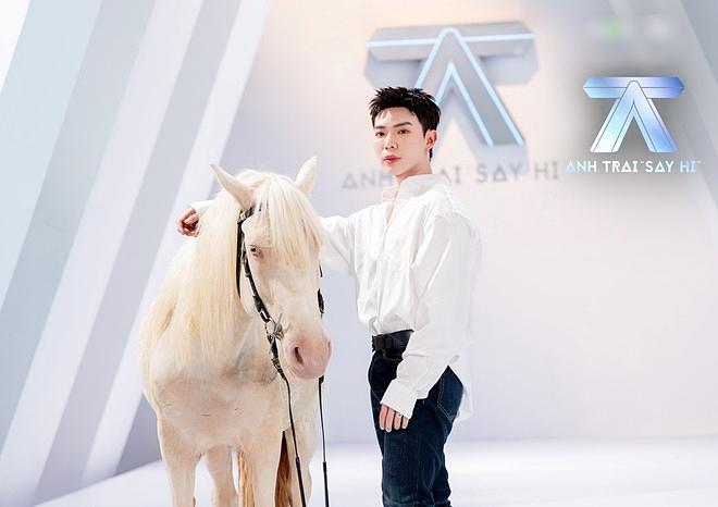 Erik gây chú ý vì làm lố-1