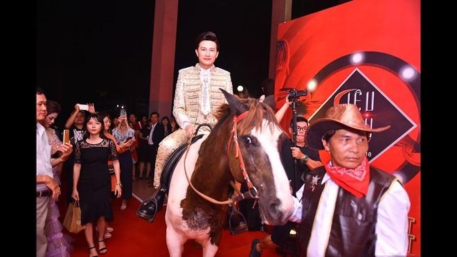 Erik gây chú ý vì làm lố-6