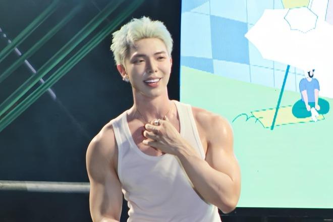 Erik gây chú ý vì làm lố-5