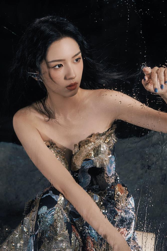 Sau màn phớt lơ truyền thông, Châu Dã lật mặt lấy lòng: Chủ động tiến tới tương tác, cụng tay với nhân viên-3