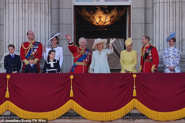 Chuyên gia ngôn ngữ cơ thể nói về khoảnh khắc lãng mạn của vợ chồng Vương phi Kate, tiết lộ sự thật về tình cảm của cặp đôi hoàng gia-1