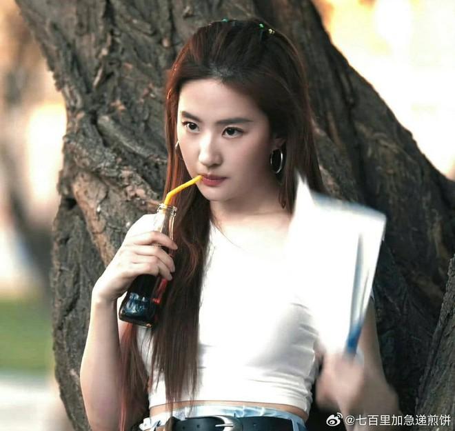 Lưu Diệc Phi U40 trẻ xinh mơn mởn để vào vai sinh viên nhờ 2 loại nước, 1 trong số đó dùng để rửa mặt-3