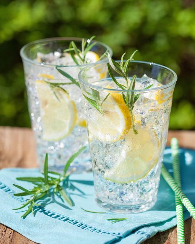 Lưu Diệc Phi U40 trẻ xinh mơn mởn để vào vai sinh viên nhờ 2 loại nước, 1 trong số đó dùng để rửa mặt-6