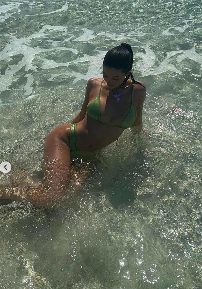 Cô gái có khung xương đẹp nhất thế giới diện quần short khoe chân thon dài đi biển-4